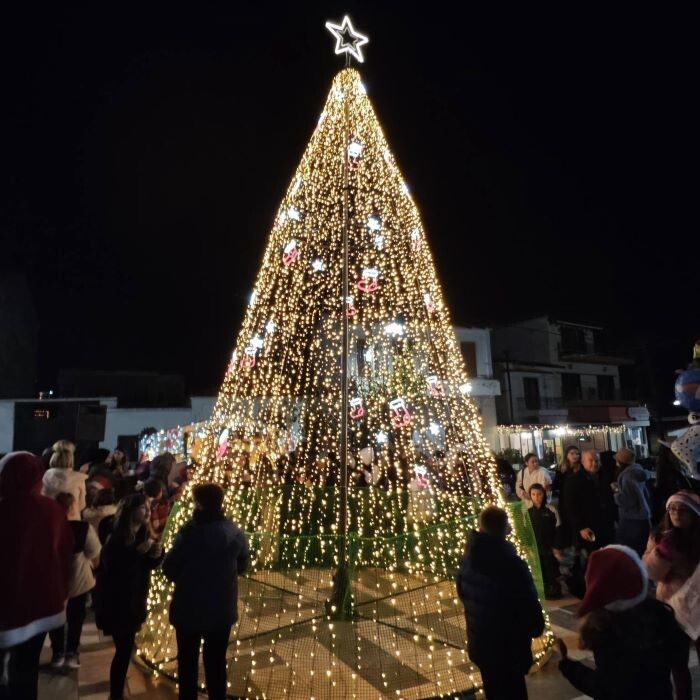Άναμμα του Χριστουγεννιάτικου δέντρου στην πλατεία του Καλάμου – anattica