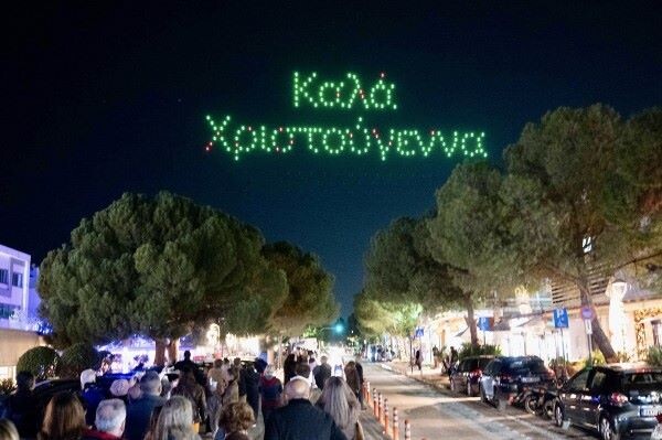 Με το μεγαλύτερο χριστουγεννιάτικο Drone Light Show στην Ελλάδα φωταγώγησε το Χριστουγεννιάτικο Δέντρο ο Δήμος Βάρης Βούλας Βουλιαγμένης – anattica