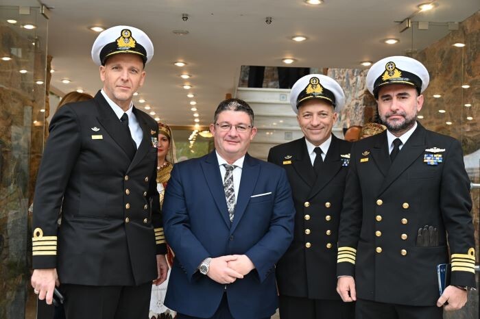 Με το μετάλλιο της πόλης των Αχαρνών τίμησε ο Δήμαρχος Σπύρος Βρεττός τον Αρχηγό ΓΕΝ Αντιναύαρχο Δημήτριο Κατάρα – anattica