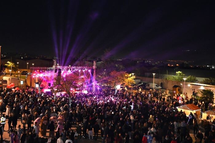 Αχαρνές: Με τη φωταγώγηση του Χριστουγεννιάτικου Δέντρου και τη μεγάλη συναυλία της Λένας Ζευγαρά ξεκίνησαν οι εορταστικές εκδηλώσεις – anattica