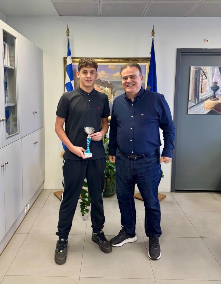 Βράβευση από τον Δήμαρχο Παλλήνης στον 15χρονο αθλητή του Α.Ο «Νηρέα» Γέρακα, ο οποίος έπιασε τον Σταυρό στα Θεοφάνια