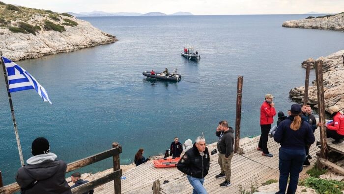 Δραματικές ώρες στη Βουλιαγμένη: Αγωνία για 34χρονο δύτη στο «πηγάδι του διαβόλου»