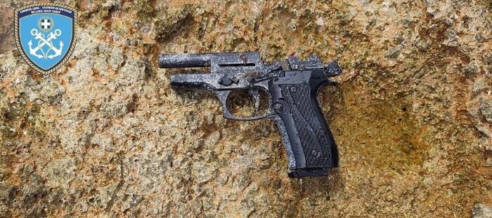 Βρέθηκε πυροβόλο όπλο στην θάλασσα στην παραλία της Βάρκιζας