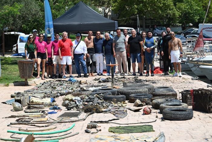 Με πρωτοβουλία του ΕΕΑ απομακρύνθηκαν 2,5 τόνοι απορριμμάτων από τον βυθό της Βάρκιζας