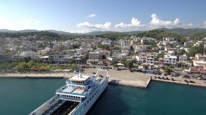 Τροχαίο στο λιμάνι Σκάλας Ωρωπού- αυτοκίνητο έπεσε πάνω σε περιπολικό του Λιμενικού