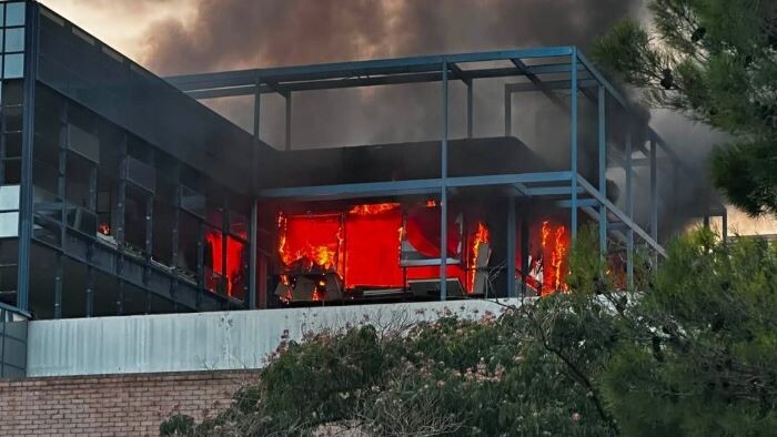 Φωτιά στο Ολυμπιακό Χωριό Αχαρνών – Ισχυρές δυνάμεις της Πυροσβεστικής στο σημείο