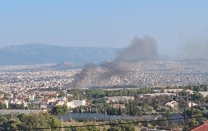 Φωτιά τώρα στο Μενίδι κοντά στο στρατόπεδο Καποτά – Μήνυμα από το 112