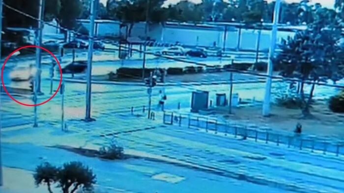 Βούλα: Ταξί συγκρούστηκε με μηχανή – Σοβαρά τραυματισμένος ο μοτοσικλετιστής (βίντεο)
